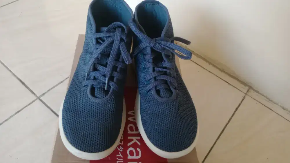 Dijual sepatu Wakai warna biru lengkap dengan dus ukuran 42