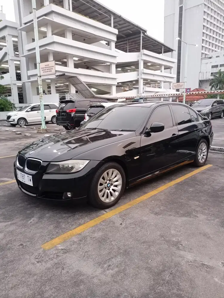 BMW 320i 2009 Bensin