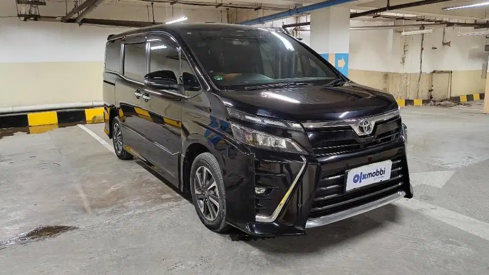 DP MURAH Toyota Voxy 2.0 Bensin-AT 2017 Hitam CBYIB