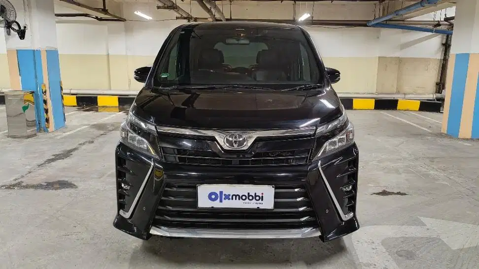 DP MURAH Toyota Voxy 2.0 Bensin-AT 2017Hitam CBYIB