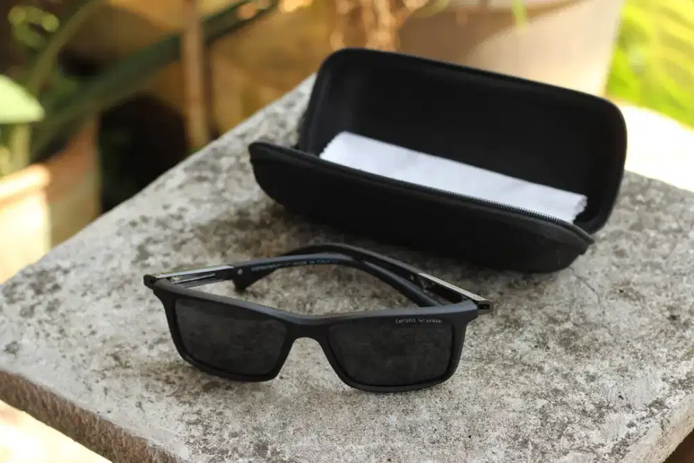 Kacamata hitam Emporio Armani