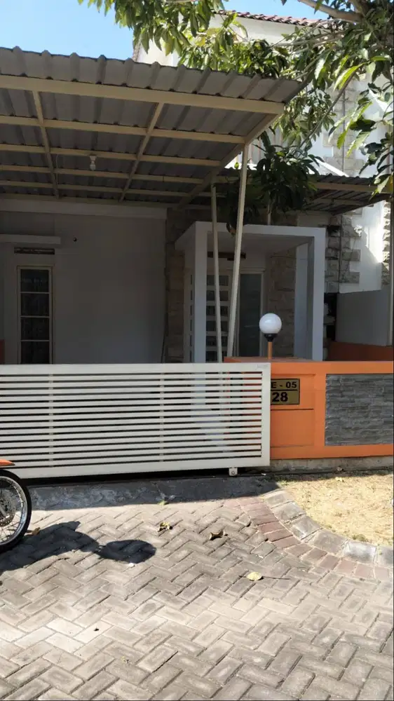 Rumah di sewakan Puri Surya Jaya Valencia Icon EE5, baru saja di cat
