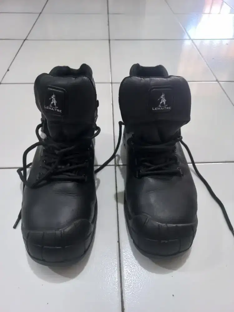 Sepatu safety  dewasa