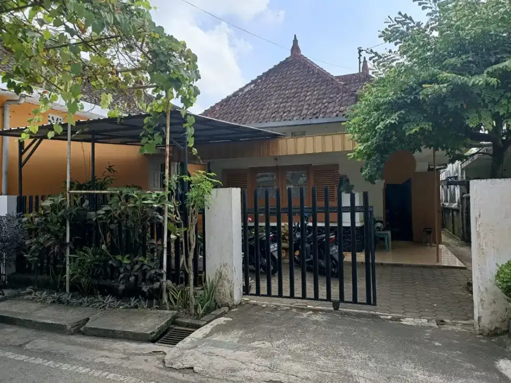 Dijual Rumah Luas Bernuansa Kolonial di Jantung Kota Malang