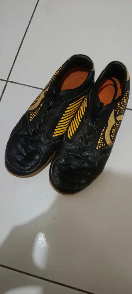 Sepatu futsal merk ortuseight (ORI)