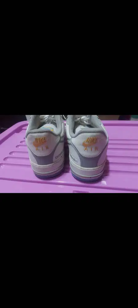Sepatu sneakers