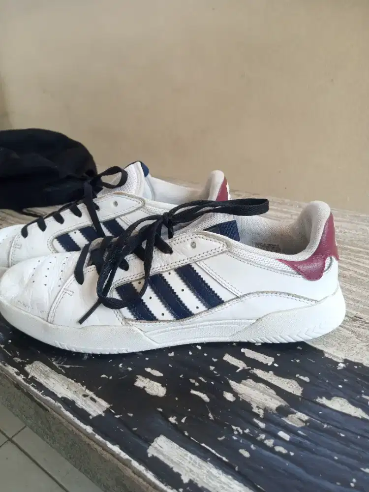 Sepatu adidas kulit