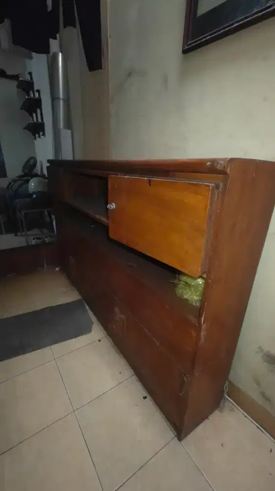 Lemari tempat tidur
