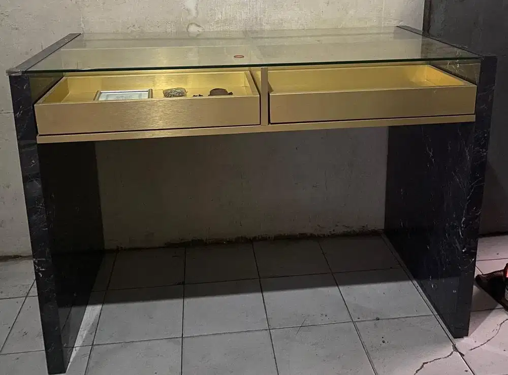 Di jual meja kantor