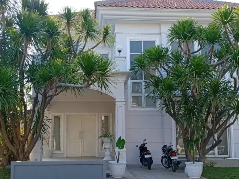 Rumah Klasik Mewah Full Furnish Regency 21 dekat MERR 3 Kamar Tidur