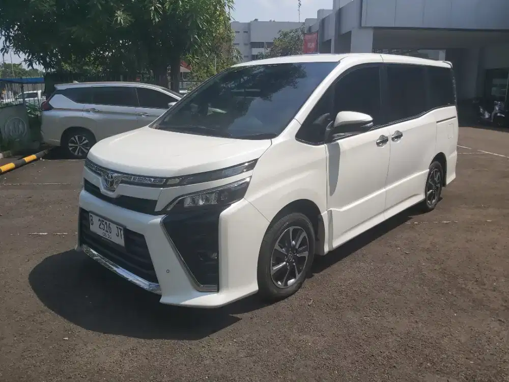 Toyota Voxy 2.0 At Dp Murah