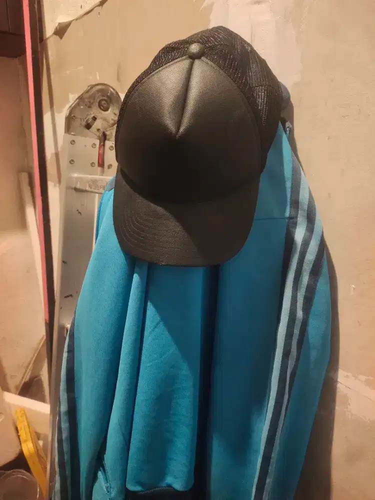 Jaket Olahraga & Topi Hatch (ORI)