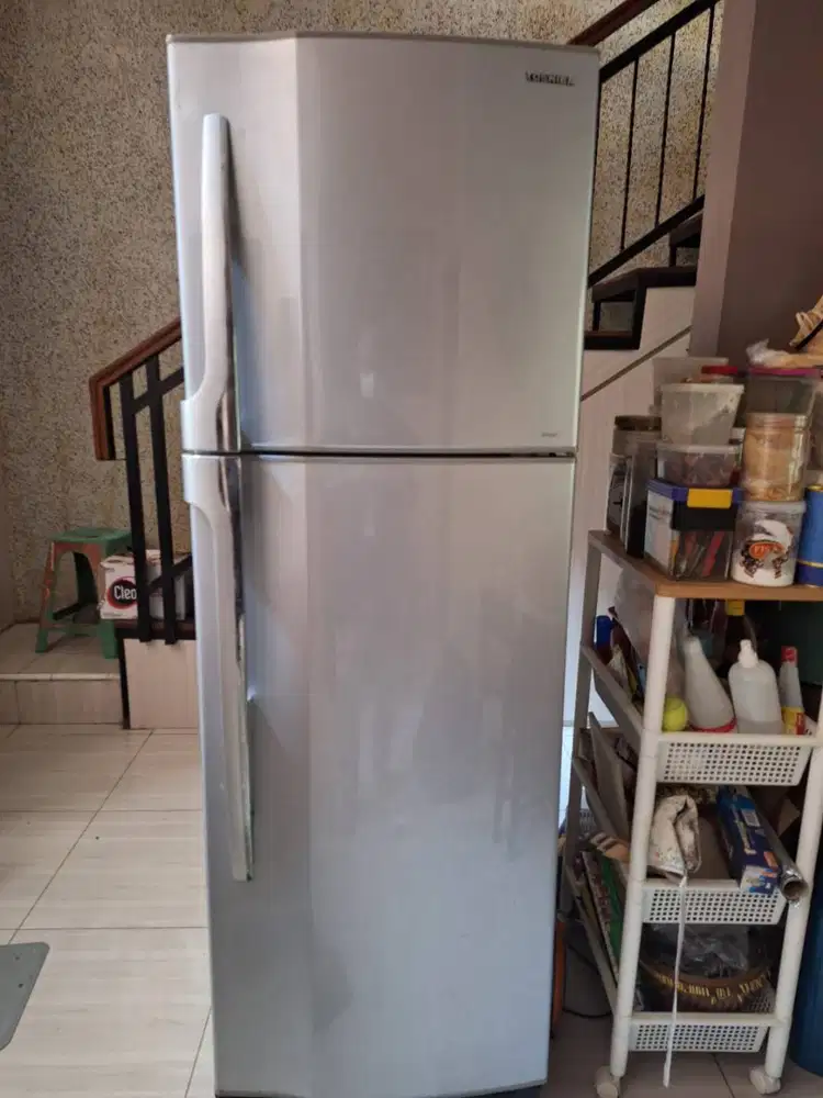 Kulkas Toshiba 2 Pintu GR-R25ET, Masih Bagus dan Siap Pakai!