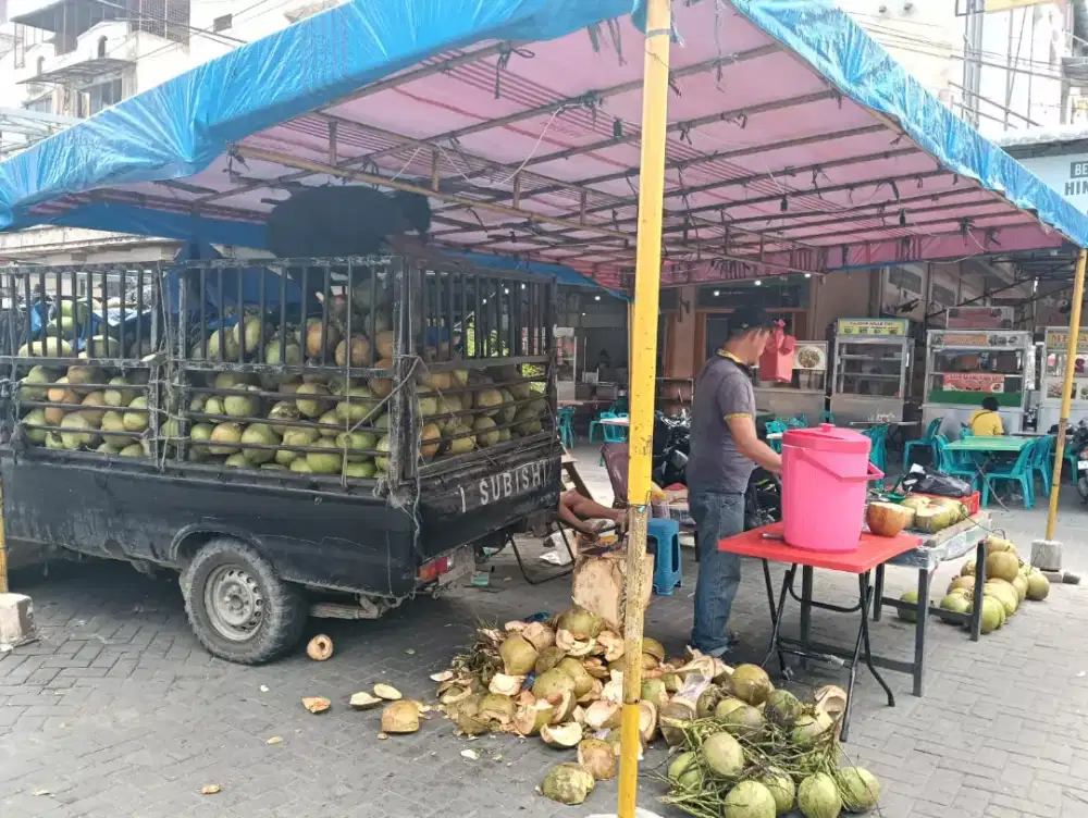 yang mahir belah kelapa + bawa becak