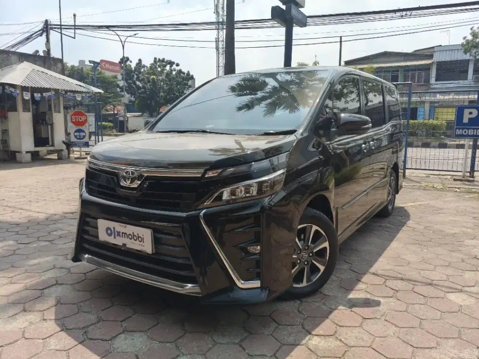 DP Rendah  13JT Toyota Voxy 2.0 Bensin-AT 2018 Hitam