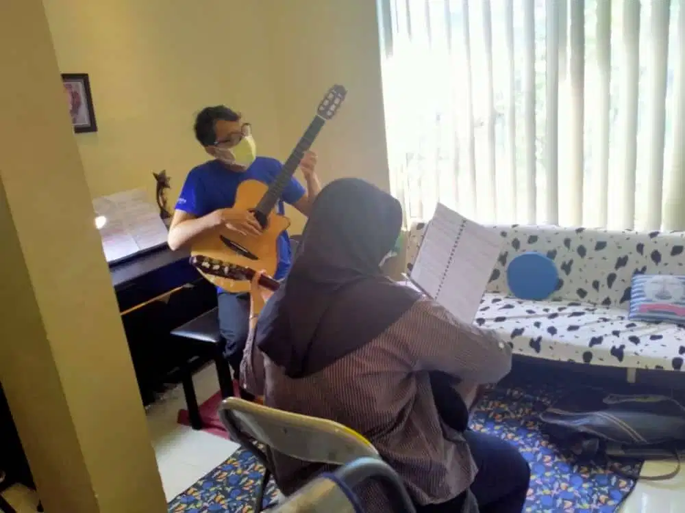 Les gitar akustik dan elektrik pengajar Edo Widiz dan Herman Bondi