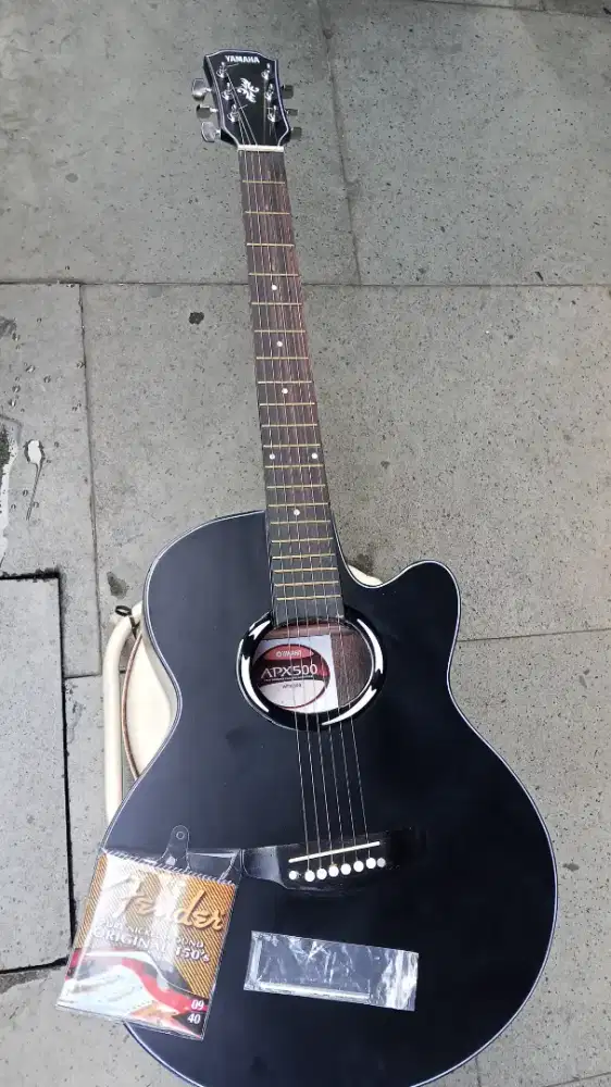 Gitar akustik yamaha