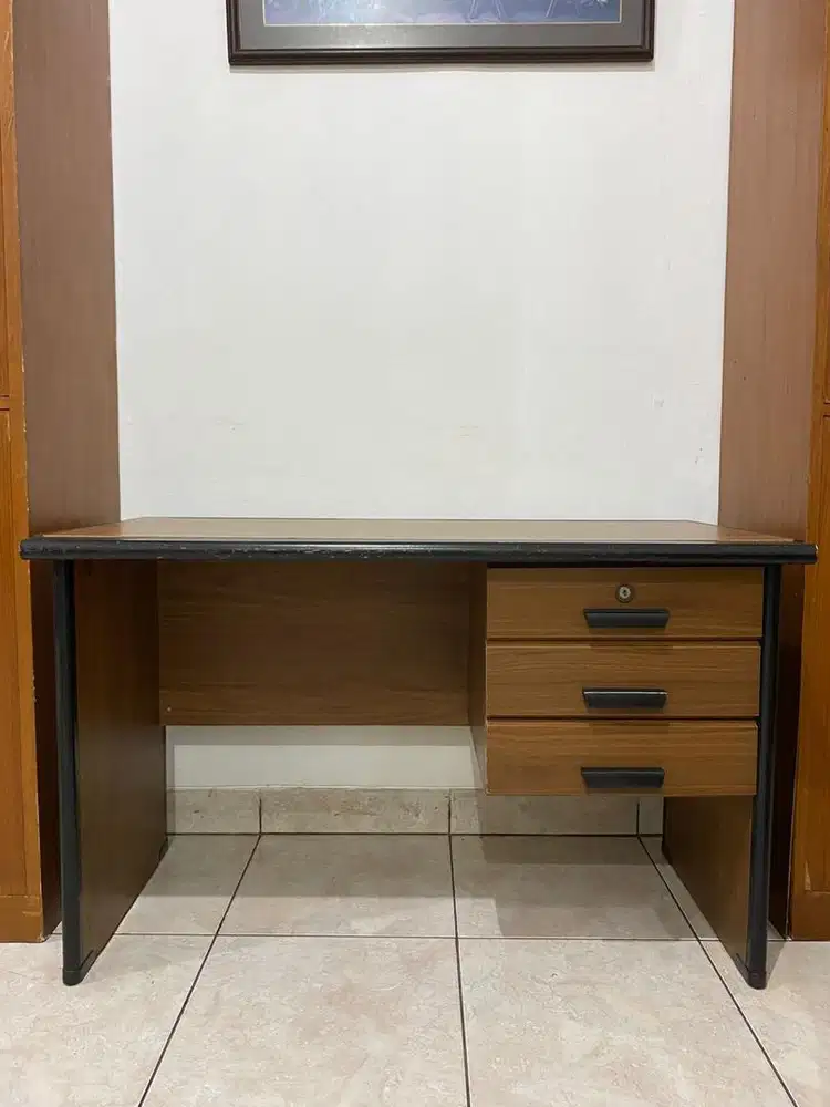 Meja kayu kantor