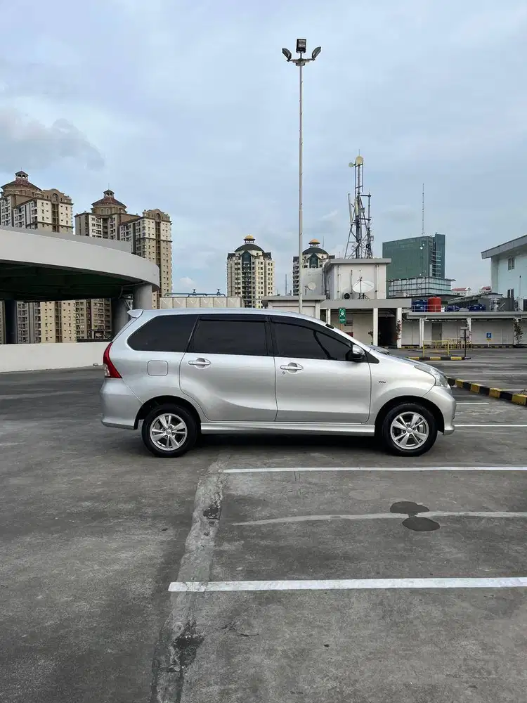 TOYOTA AVANZA VELOZ 1.5 AT 2011