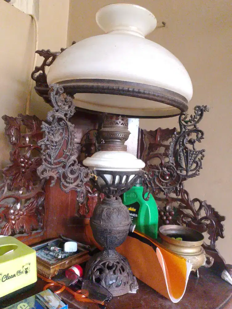 Lampu Meja Antik