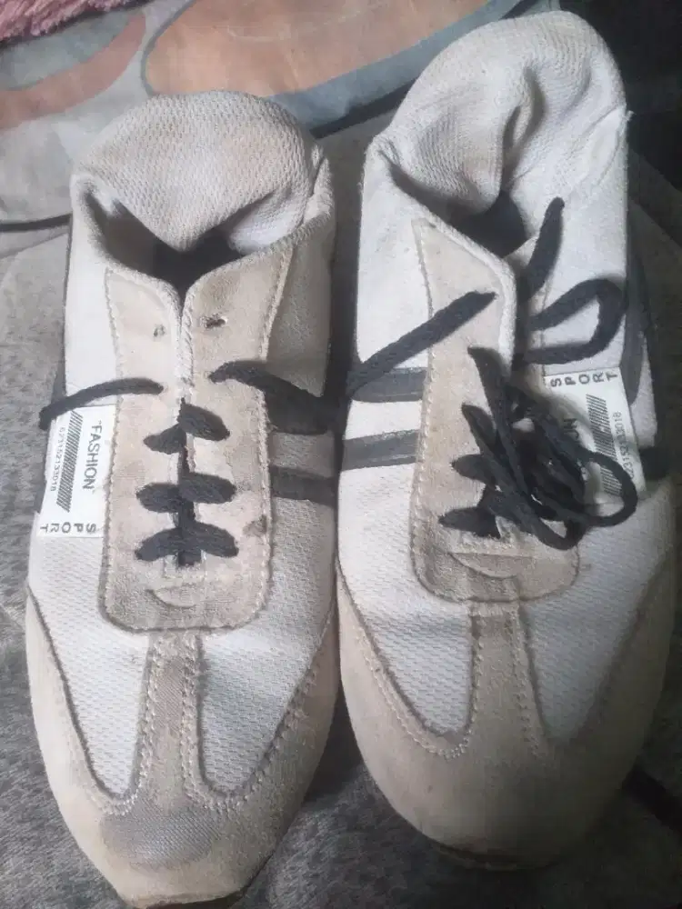 Sepatu bekas lama tdk di pke edisi d kasih temen waktu d kapal