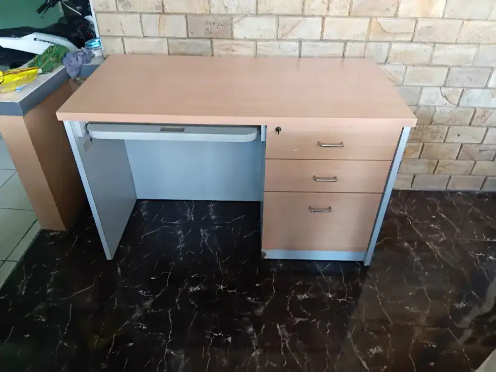 Meja kantor ada 2