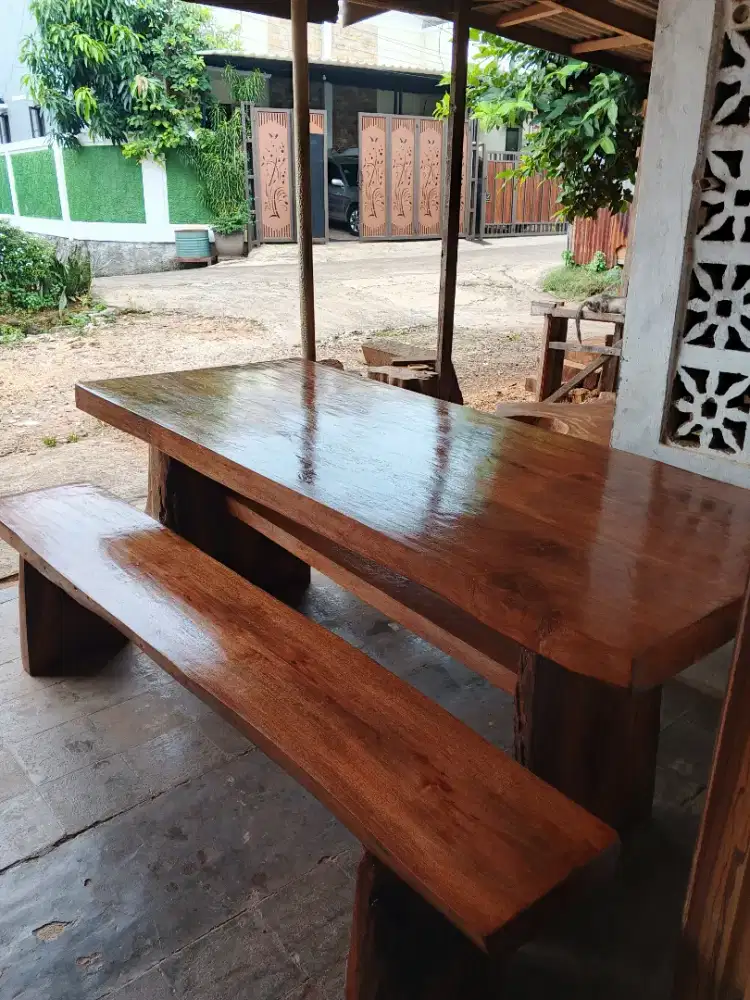 Meja makan antik teras