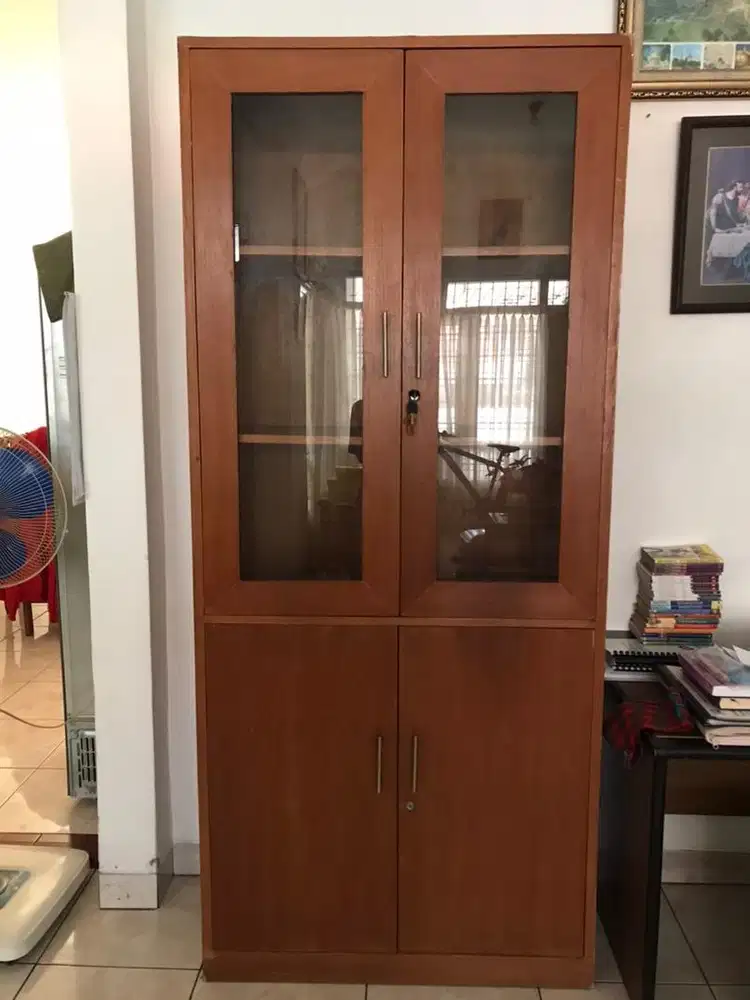 Lemari buku kayu