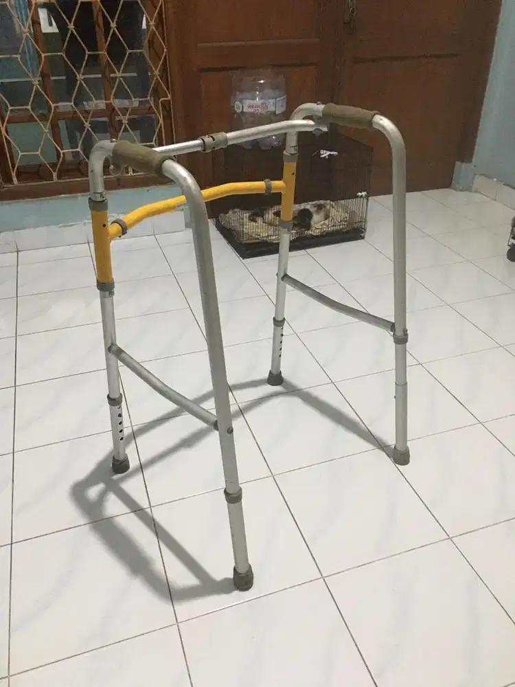 Walker / Alat bantu jalan