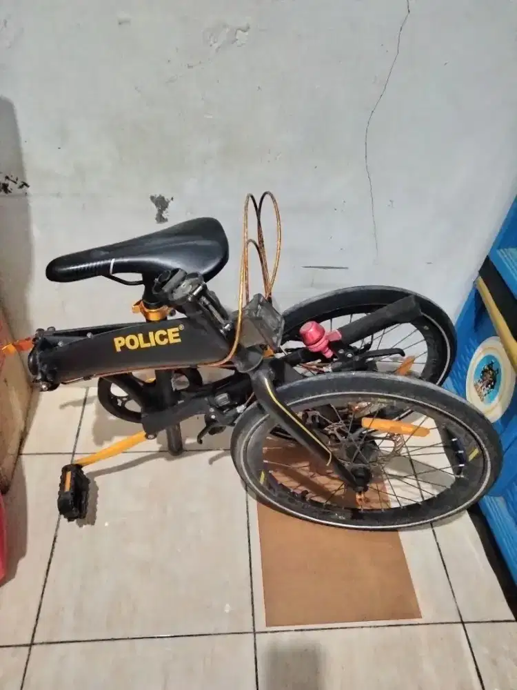 Sepeda lipat police 20 inci mulus seperti baru