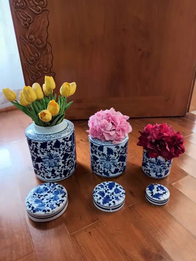 Set Toples Keramik Biru Putih