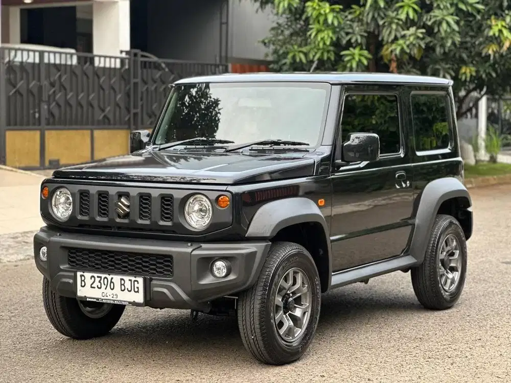 (LOW KM)Suzuki Jimny 4x4 MT 3 Doors 2023 HITAM | Istimewa