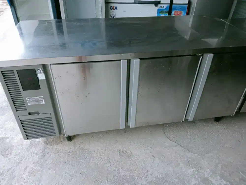 Undercounter  Ucc  hoshizaki 3 pintu
Mesin ori
Ukuran P 180 L 75 T 85