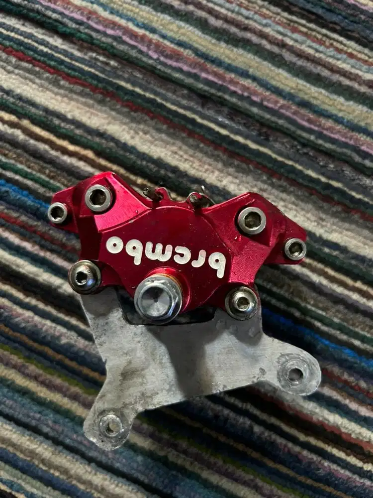 Kaliper brembo warna merah