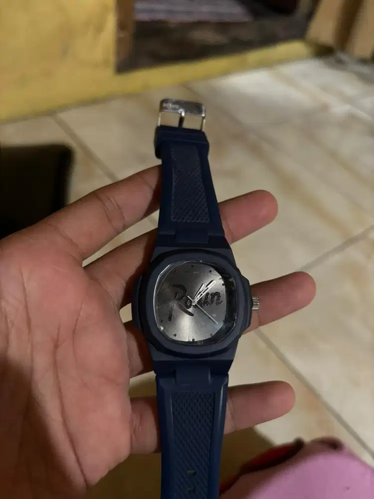 Jam tangan analog rowndvsn anti air, jarang dipakai Asli original
