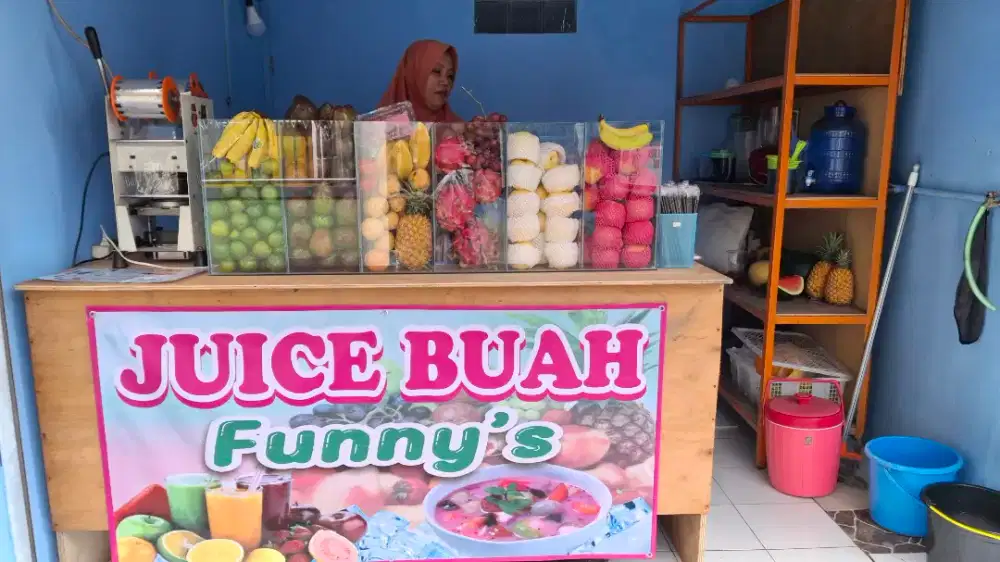 Karyawati jaga stand juice