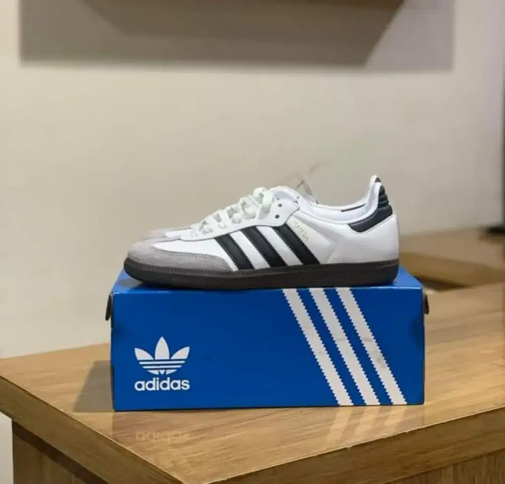 sepatu dengan berbagai merek dan ukuran