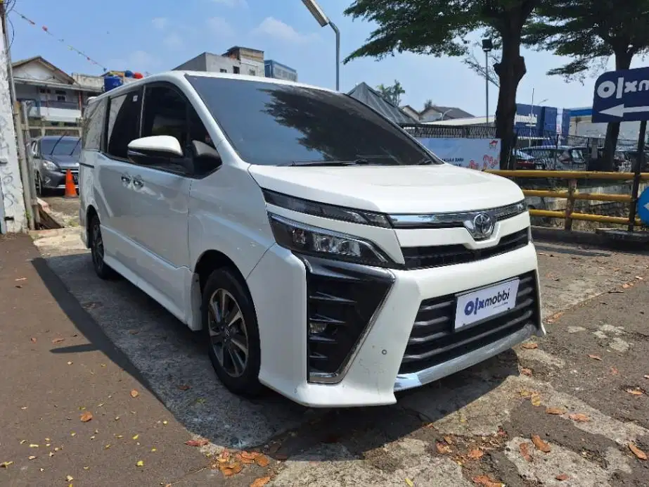 DP MURAH Toyota Voxy 2.0 Bensin-AT 2019 Putih CUKVB