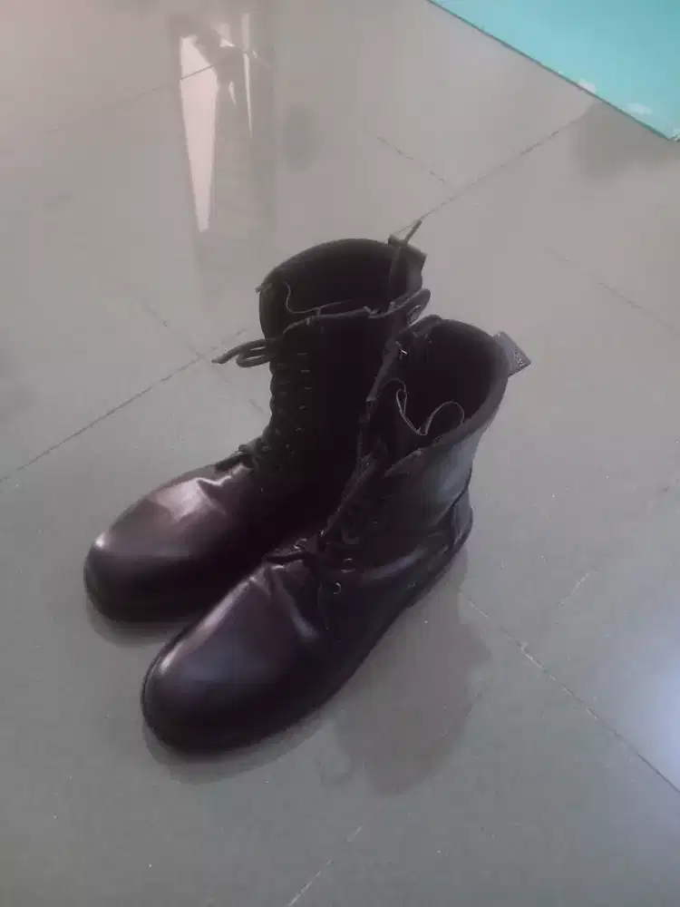 Sepatu satpam baru dipakai sekali