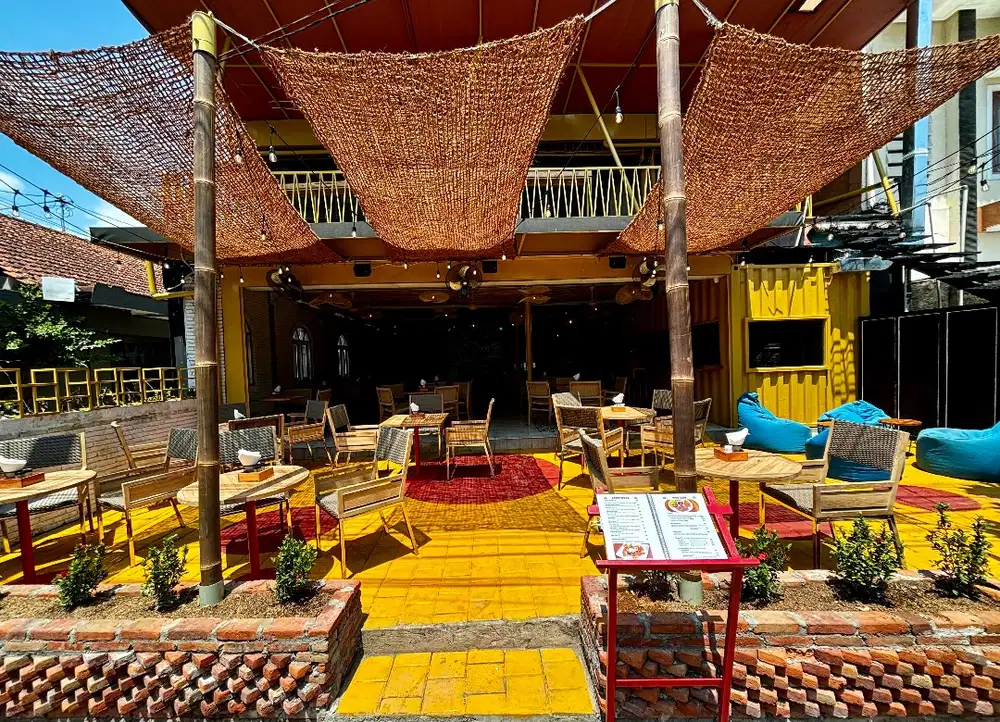 Dibutuhkan Waitress (Pramusaji / Pelayan / Server perempuan)
