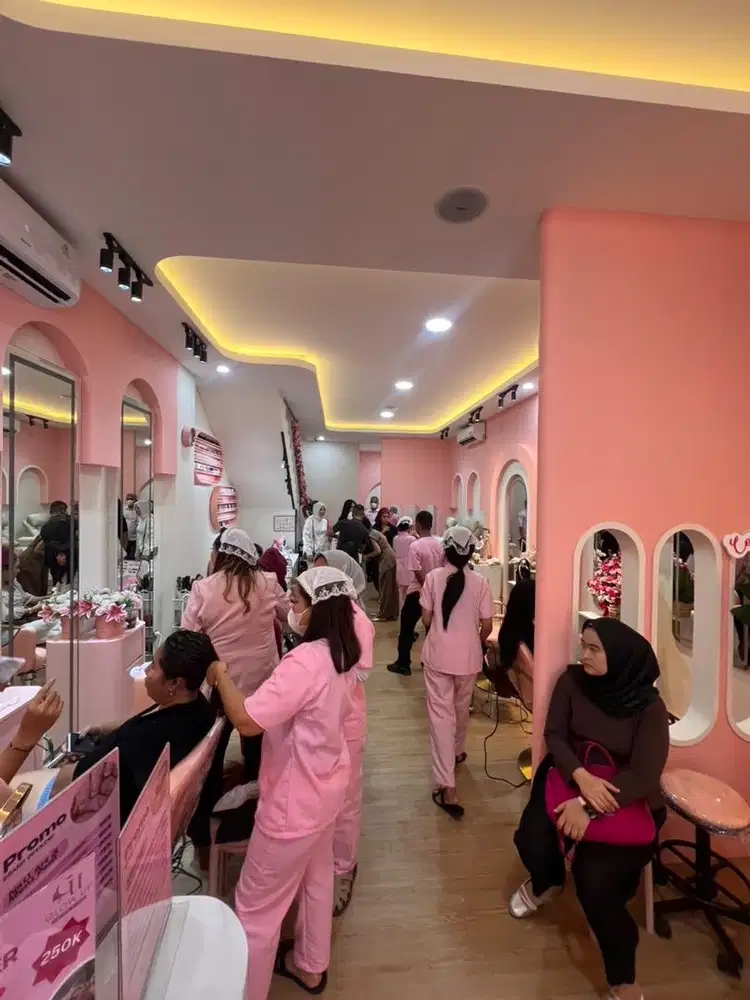 Therapist salon, nails, IPL, eyelash.