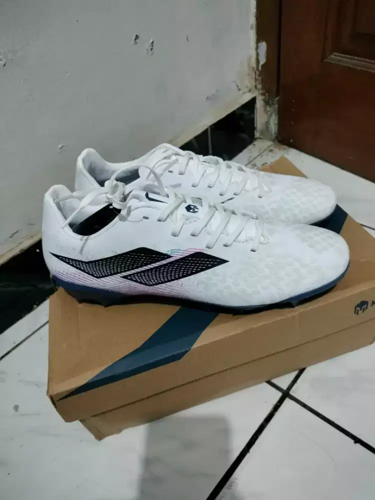 Sepatu sepak bola futsal original mills triton deisler fg 42