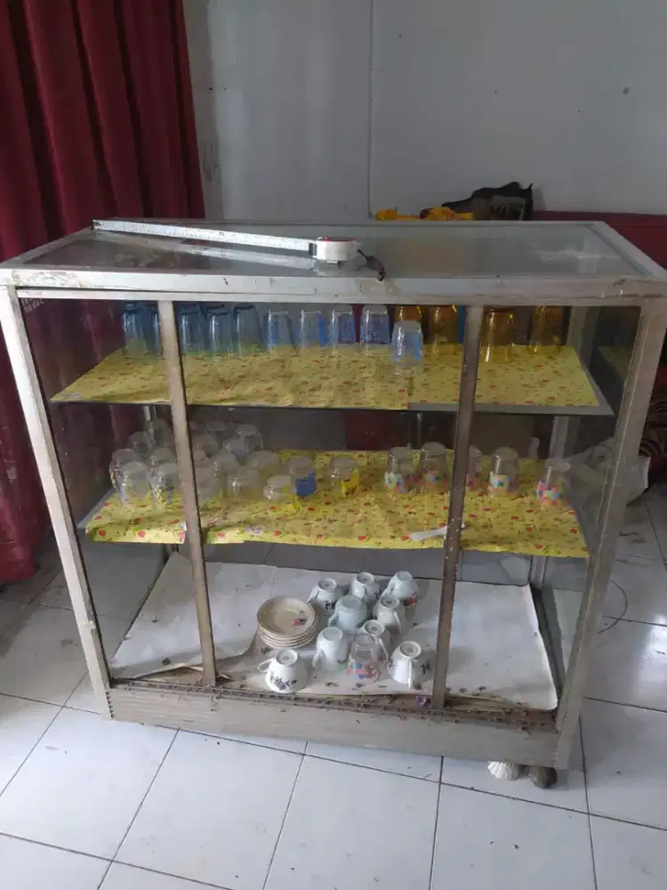 Etalase ada dua, jual apa adanya