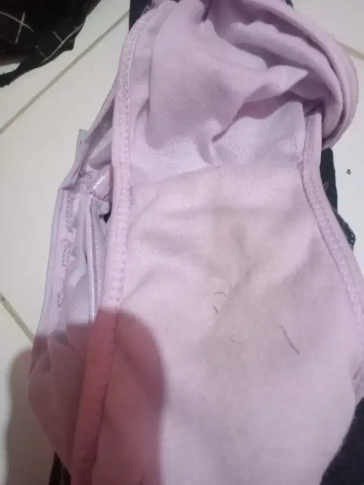 Celana dalam bekas pemakaian pribadi wanita dewasa