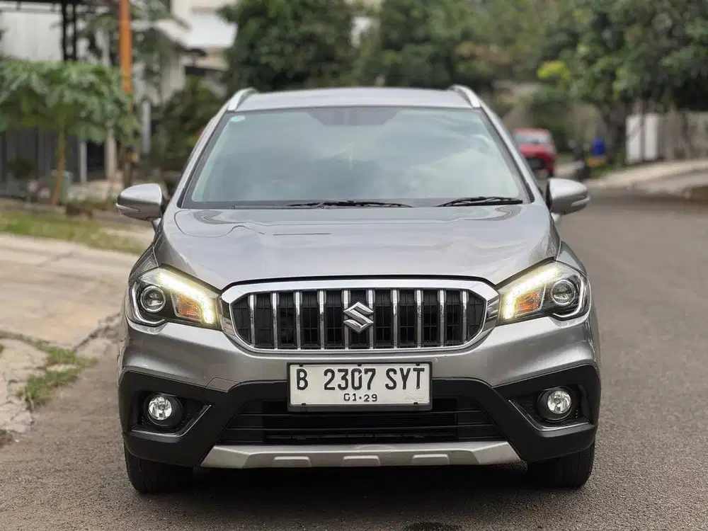 Suzuki SX4 Scross Facelift AT 2018 Abu Abu tua metalik