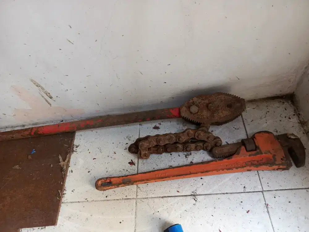 Kunci rantai dan kunci pipa