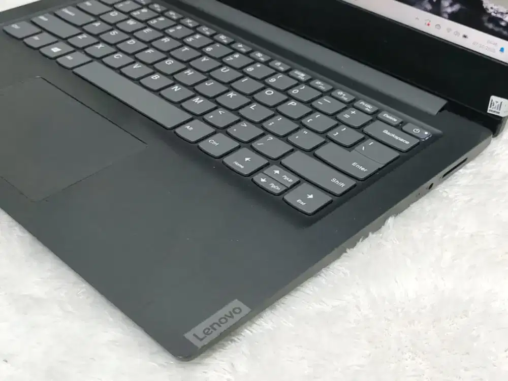 Lenovo Slim 3

- Intel Celeron N4020
- Ram 4 GB
- SSD 256 GB
