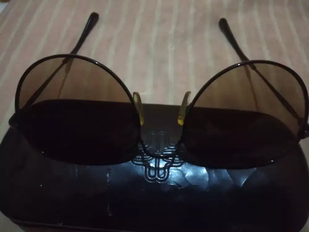 Kacamata anti UV liive