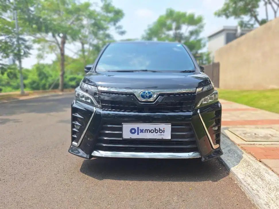 DP MURAH Toyota Voxy 2.0 Bensin-AT Hitam CSZVB