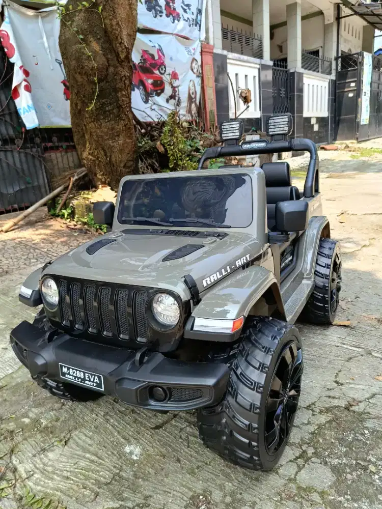 MOBIL AKI REMOTE ANAK JEEP OFF-ROAD BAN KARET